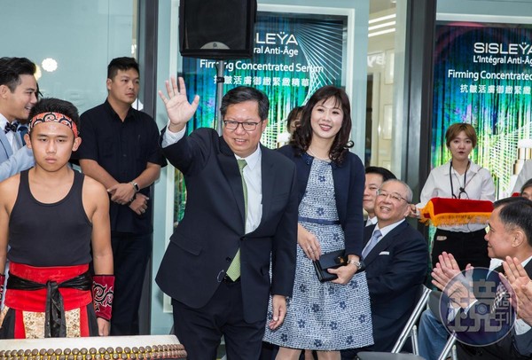 推動站前商圈都更的桃園大家長鄭文燦也出席力挺。