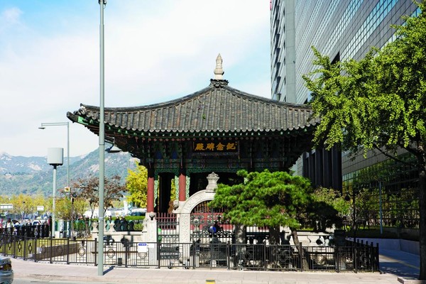 ▲光化門旁的「紀念碑殿」紀錄了朝鮮最後一位皇帝的野心。（圖／翻攝自首爾歷史編撰院官網）