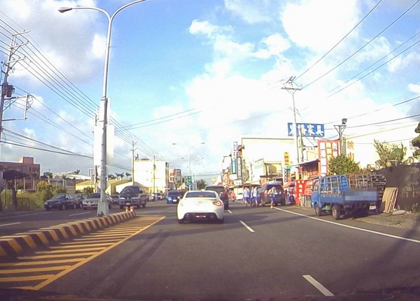 ▲轎車進廠烤漆保養，卻被老闆兒子開出去飆車，載女友四處趴趴走。（圖／翻攝自Facebook／黑色豪門企業）