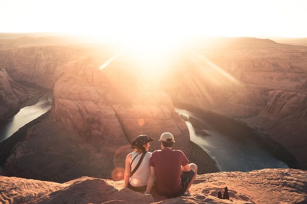 ▲情侶,夫妻,旅行,爬山,冒險,甜蜜。（圖／取自免費圖庫Pixabay）