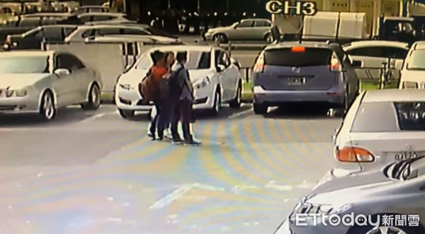 ▲▼停車場被A。（圖／劉姓車主提供）