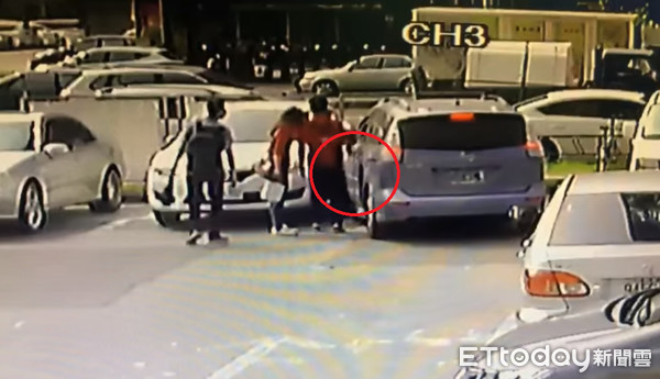 ▲▼停車場被A。（圖／劉姓車主提供）