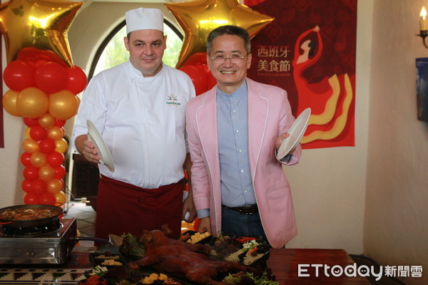 ▲理想大地飯店總經理康富雄(右)和西班牙主廚Lahora Cruz Sergio(左)用盤子切開烤乳豬，象徵歡樂之意。（圖／記者鄭有財攝）