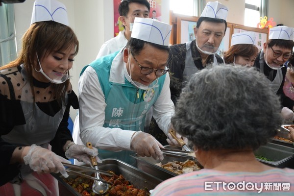 ▲▼九九重陽前夕，民進黨宜蘭縣長參選人陳歐珀率藝人王彩樺等人與長者同樂，也發表他的老人福利政策。（圖／記者游芳男翻攝，下同）