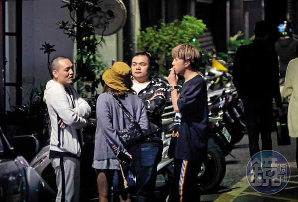 10月10日00：23，街頭喋血隔天，玖壹壹的春風站在路邊，跟大根及其他友人正在高談闊論。