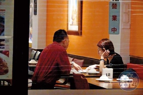 于孝斌和謝京蓓10月5日晚間，到東區巷弄的平價雲泰熱炒餐廳共進晚餐。2人約會時不時勾手、摟腰，不像是單純的上司與部屬關係。