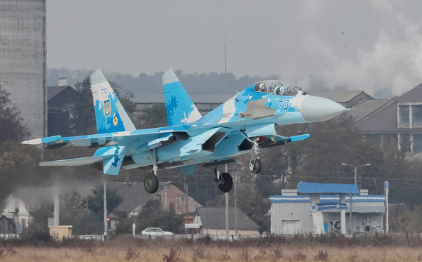 ▲▼編號70的Su-27UB剛完成超低空飛行，卻在幾日後不幸墜毀。（圖／路透）
