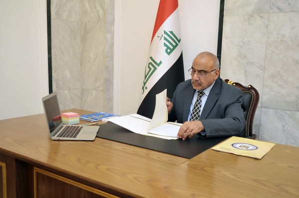 ▲伊拉克總理邁赫迪在巴格達的辦公室工作。（圖／翻攝自Facebook／عادل عبد المهدي Adil Abd Al-Mahdi）