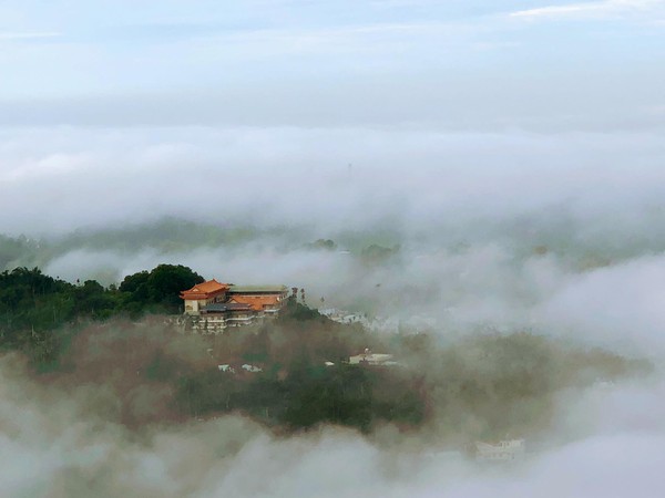 ▲嘉義梅山圳北步道的雲海，山中禪林寺若隱若現。（圖／張登焜授權提供）