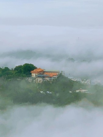 ▲嘉義梅山圳北步道的雲海，山中禪林寺若隱若現。（圖／張登焜授權提供）