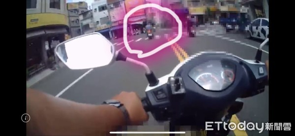 ▲男子紅燈左轉遭查獲酒駕            。（圖／記者吳奕靖攝）