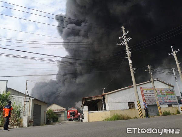 台南西港區工廠大火 黑煙竄百公尺高。（圖／記者洪正達攝）