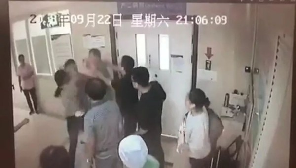 ▲孕婦家屬毆打北大醫院醫師。（圖／翻攝自搜狐）