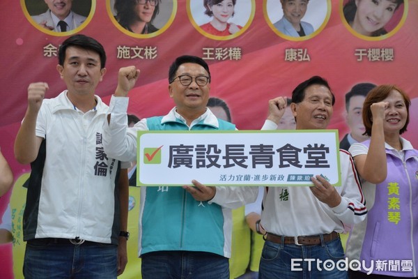 ▲陳歐珀競選總部強調，陳歐珀（左2）的長青食堂增加晚餐部份絕非政策買票。（圖／記者游芳男翻攝）