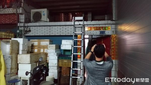 ▲靖紀小組攀鋁梯進二樓攻堅             。（圖／記者吳奕靖攝）