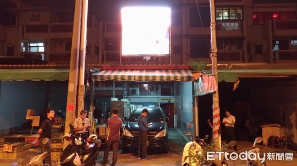 ▲左營明潭路民宅藏身賭場，靖紀小組查獲自家人            。（圖／記者吳奕靖翻攝）