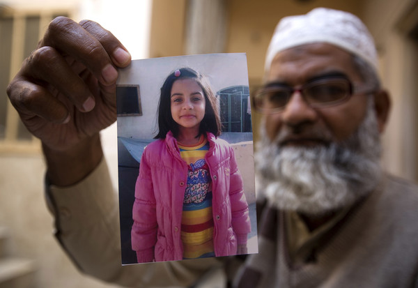 ▲▼巴基斯坦6歲女童辛納卜（Zainab Ansari）遭性侵殺害。她的父親阿敏（Amin Ansari）替孩子伸張正義。（圖／達志影像／美聯社）