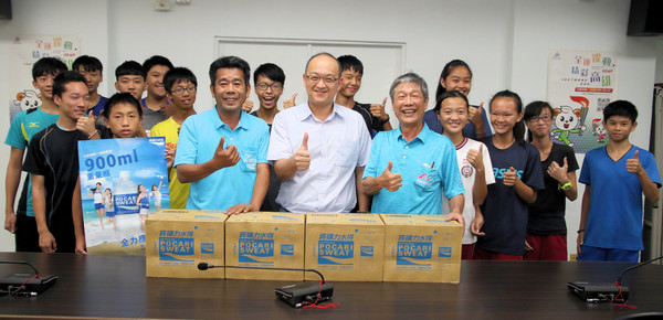 ▲金車大塚贊助運動飲品致贈給高雄市田徑隊出征全國田徑賽  。（圖／高雄市運動發展局  提供）