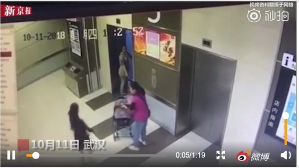 3歲女被強推進電梯崩潰求救「媽媽！」　搶娃女辯：近視太深認錯。（圖／翻攝自大陸「頭條新聞」的微博）