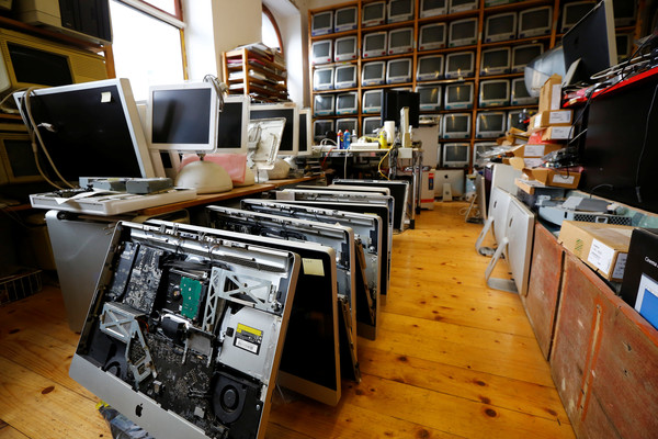 ▲▼奧地利53歲的電腦維修員博斯基（Roland Borsky）擁有1100台蘋果電腦，然而，這些收藏品可能面臨銷毀命運。（圖／路透）
