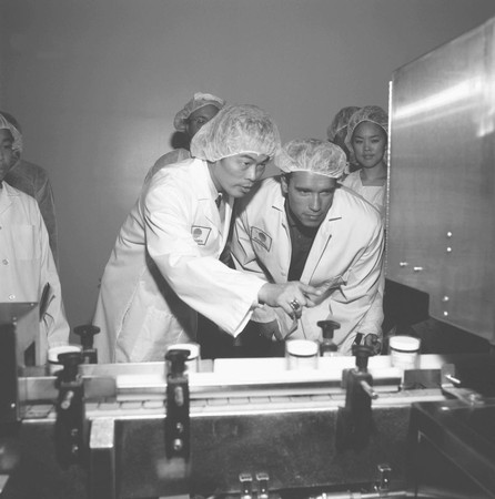 前加州州長阿諾·史瓦辛格（右）曾受邀參觀仙妮蕾德工廠，由創辦人陳得福親自導覽接待。（仙妮蕾德提供）