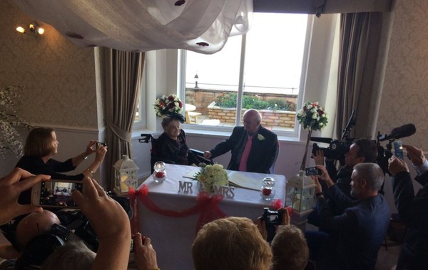 ▲▼真世紀婚禮！100歲人瑞甜嫁74歲老公：他什麼都願意為我做。（圖／翻攝自推特／Ian Lang）