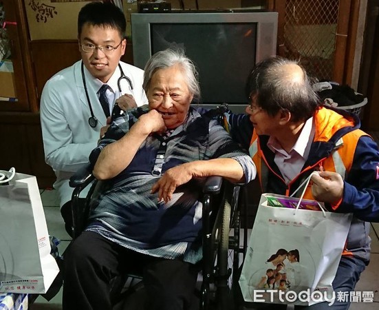 偏鄉看病傷荷包　臥7年的他回診一趟「車資就噴4千元」。（圖／長庚醫院提供）