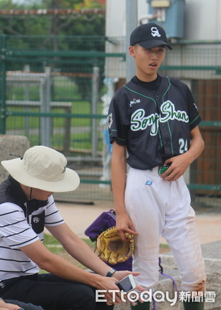 ▲▼      馮勝賢看兒子打黑豹旗       。（圖／記者洪偵源攝）