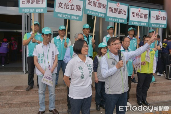 ▲劉櫂豪在妻子林子煊及上百位支持者陪同下，前往台東縣選委會抽籤，劉櫂豪抽中2號，現場比出象徵勝利V的手勢。（圖／劉櫂豪辦公室提供，下同）