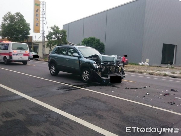 ▲▼ 嘉市連環車禍5車對撞，最後一台休旅車車頭全毀。（圖／嘉義市消防局提供）