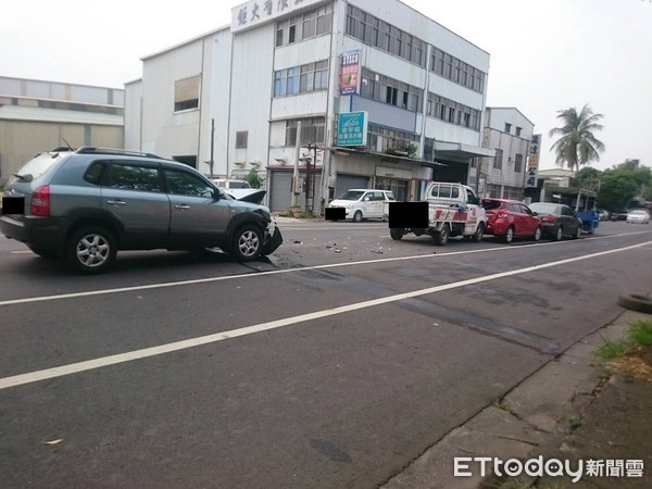 ▲▼ 嘉市連環車禍5車對撞，最後一台休旅車車頭全毀。（圖／嘉義市消防局提供）