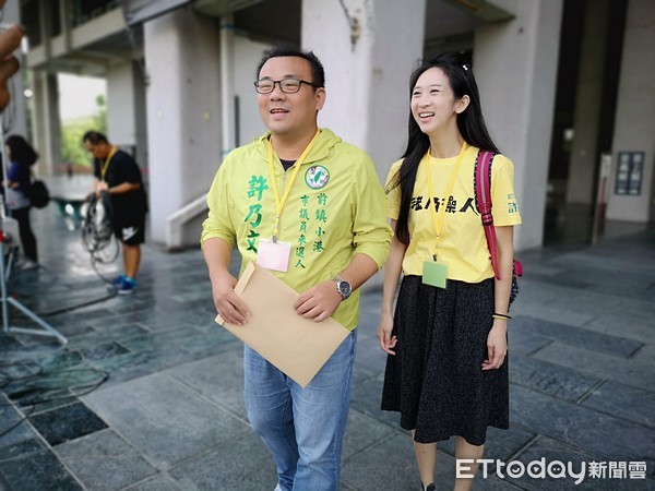 ▲高雄市議員候選人許乃文宣布老婆肚中有個小「嬌」點             。（圖／記者吳奕靖攝）