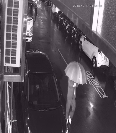 ▲ 暗夜雨傘遮臉 跛腳男大剌剌偷走女內衣褲。（圖／記者郭世賢翻攝）