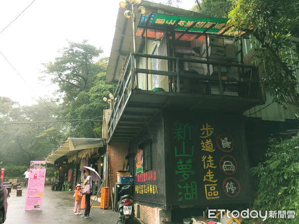 ▲▼徒步區入口處，有些熱食與飲料可以購買。（圖／記者陳建竹攝）