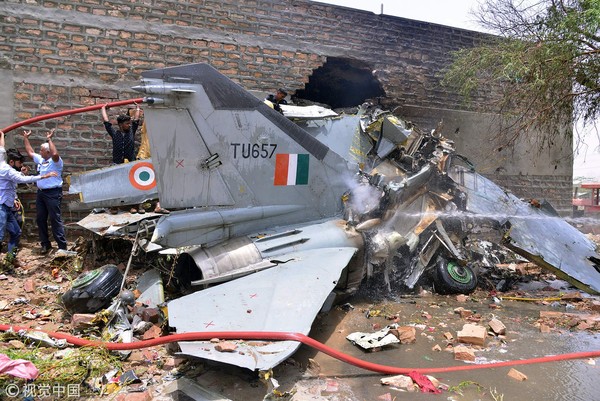 ▲▼016年6月13日，印度空軍一架米格-27戰機撞擊民宅墜毀。（圖／CFP）