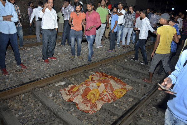 ▲▼印度旁遮普邦火車輾過人群，至少50死。（圖／達志影像／美聯社）