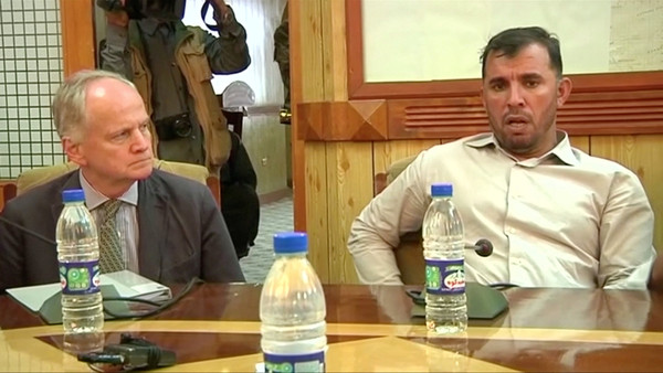 ▲▼阿富汗坎達哈（Kandahar）城的警察首長拉茲克（Abdul Raziq）正在參與安全軍事會議。（圖／路透）