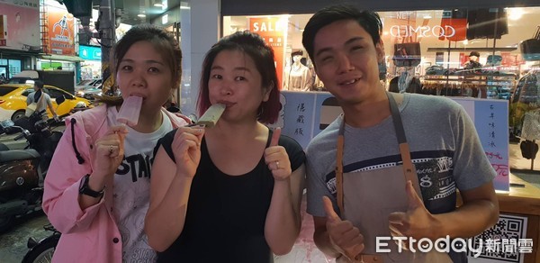 ▲▼阿豆仔賣著台灣農產入餡的冰淇淋，在嘉義街頭吸引不少人嚐鮮。（圖／記者翁聖勳攝）