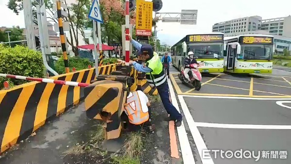 ▲▼宜蘭市校舍路鐵路平交道，20日中午柵欄「不舉」造成大塞車，鐵路人員搶修。（圖／記者游芳男翻攝，下同）