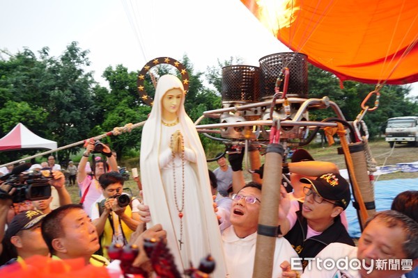 ▲東西方聖母媽祖瑪利亞共乘熱氣球，讓愛起飛▼             。（圖／記者陳崑福翻攝）