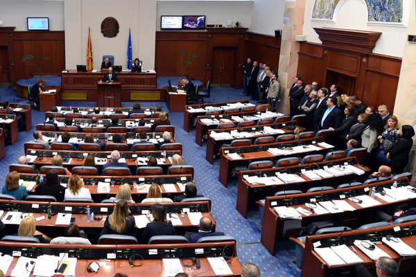 ▲▼馬其頓國會反對改國名的政黨聚集成員抵制修憲案投票。（圖／路透）