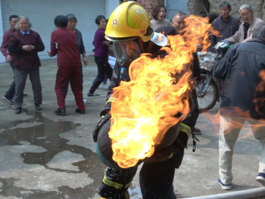 ▲消防員冒死將燃著烈焰的瓦斯罐抱出火場。（圖／翻攝自浙江新聞）