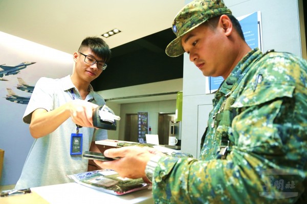 國軍服裝供售站「足感心」　提供官兵優質服裝補給體驗