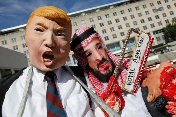 ▲▼抗議者打扮成沙烏地阿拉伯王儲沙爾曼（Mohammad bin Salman）和美國總統川普，呼籲美國對沙烏地祭出制裁。（圖／路透）