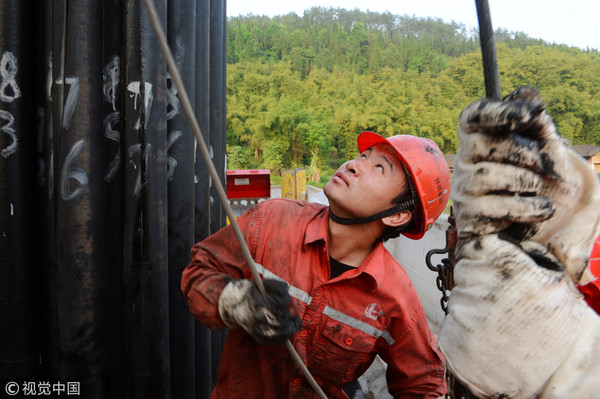▲▼鑽井工人正在進行頁岩氣井鑽井施工。（圖／視覺中國）