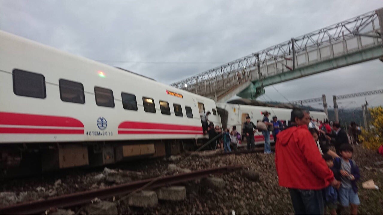 ▲▼普悠瑪蘇澳新馬車站翻車。（圖／台鐵產業工會提供）