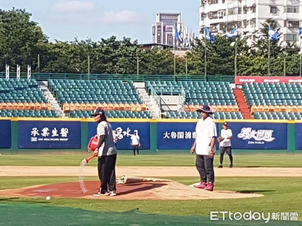 ▲富邦悍將賽前為投手丘澆水。（圖／記者歐建智攝）