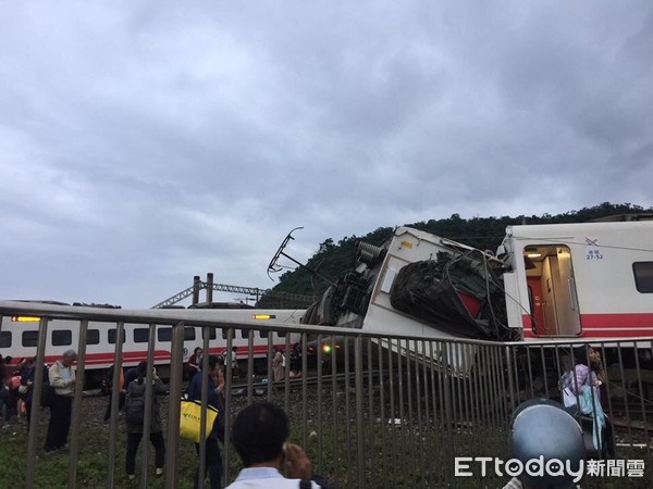 ▲▼ 普悠瑪列車新馬車站翻覆，網友表示，「羅東救護車全出動了。」（圖／記者王兆麟翻攝）