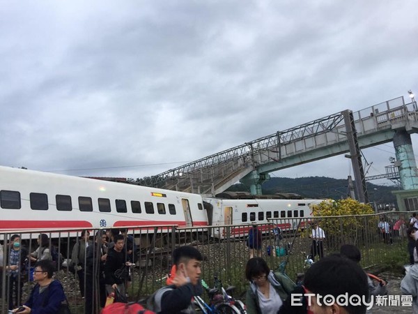 ▲▼ 普悠瑪列車新馬車站翻覆，網友表示，「羅東救護車全出動了。」（圖／記者王兆麟翻攝）