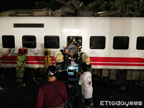 ▲▼ 普悠瑪翻覆。（圖／記者游芳男攝）